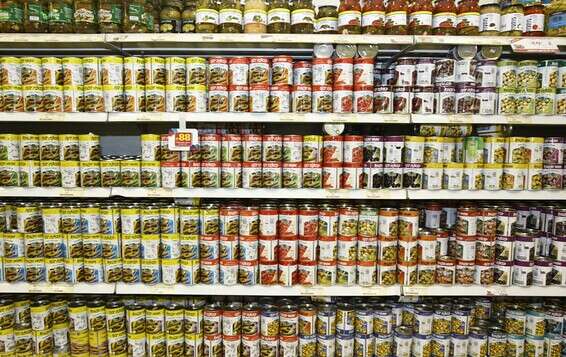 כמויות החומרים שזולגות לקופסאות שימורים הן מזעריות // צילום: עמי שומן